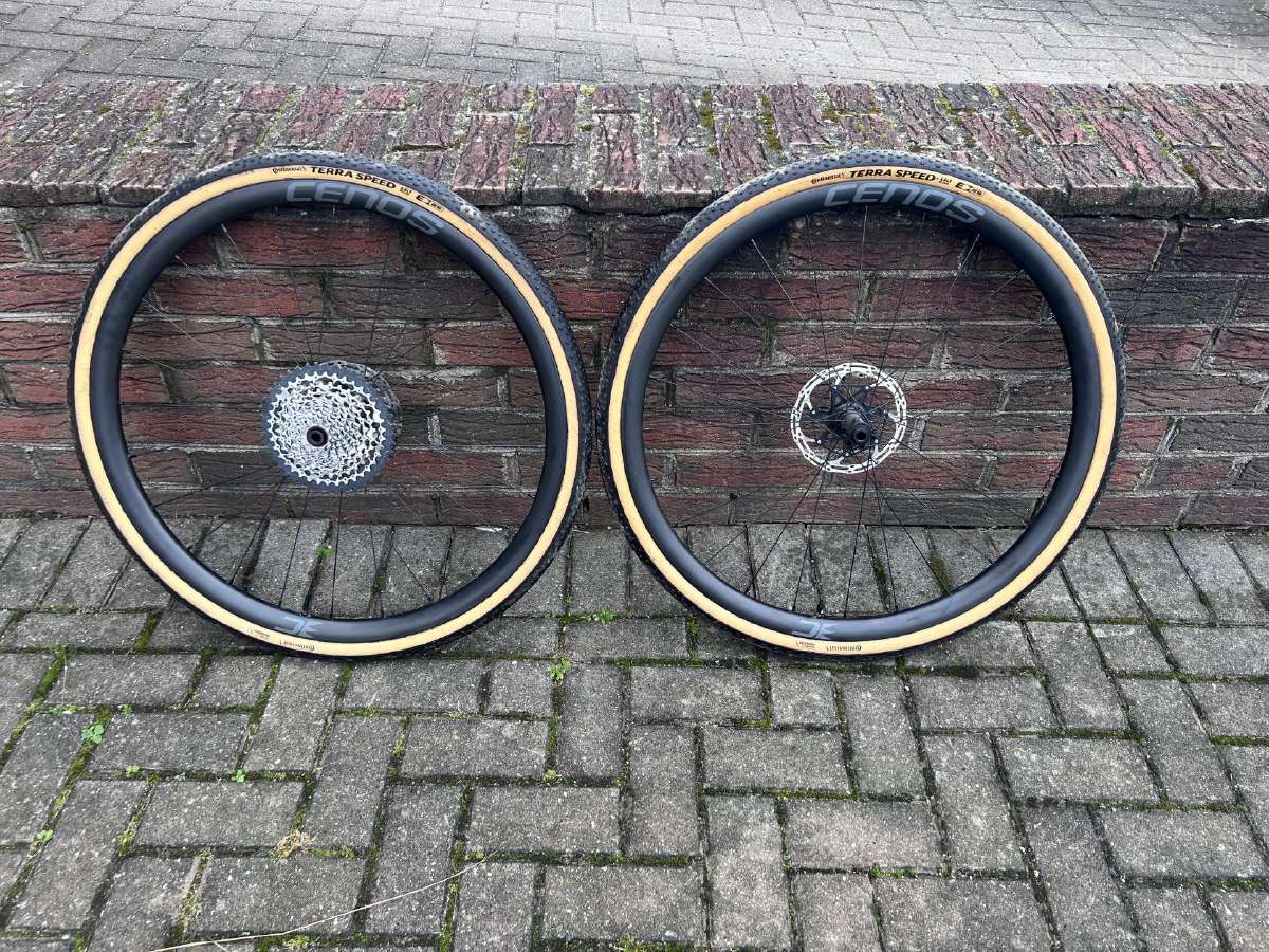 Cenos R3 race carbon ratlankiai