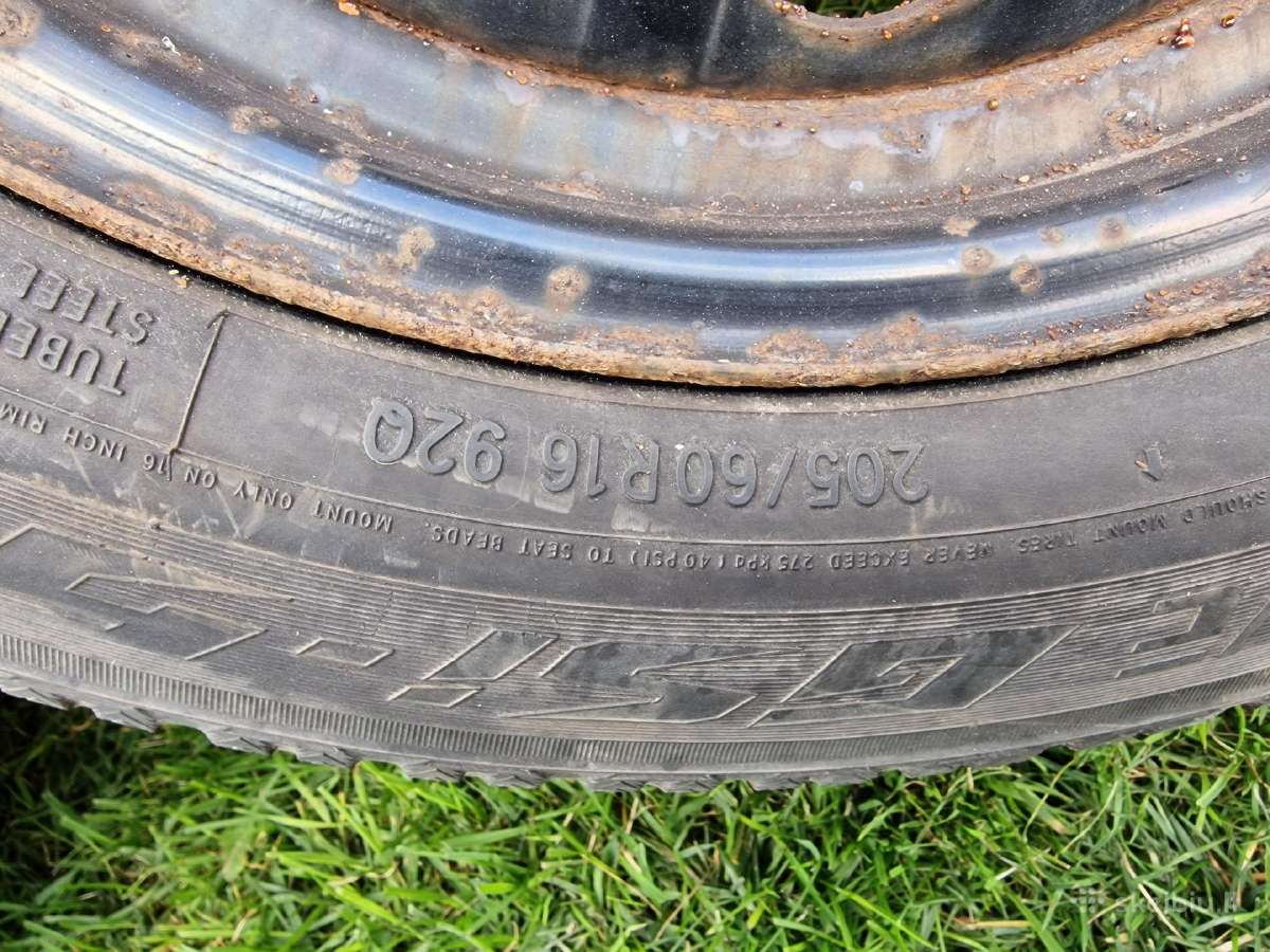 Parduodu Vovlo žieminių ratų komplektą R16 195/60 - nuotraukos Nr. 2