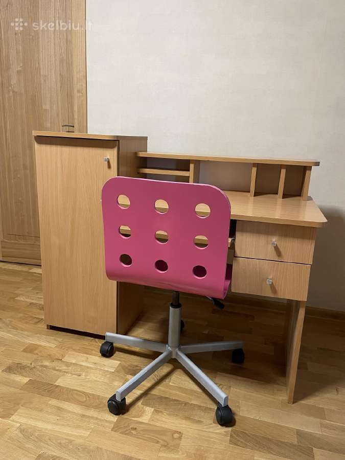 Darbo stalas su kėde