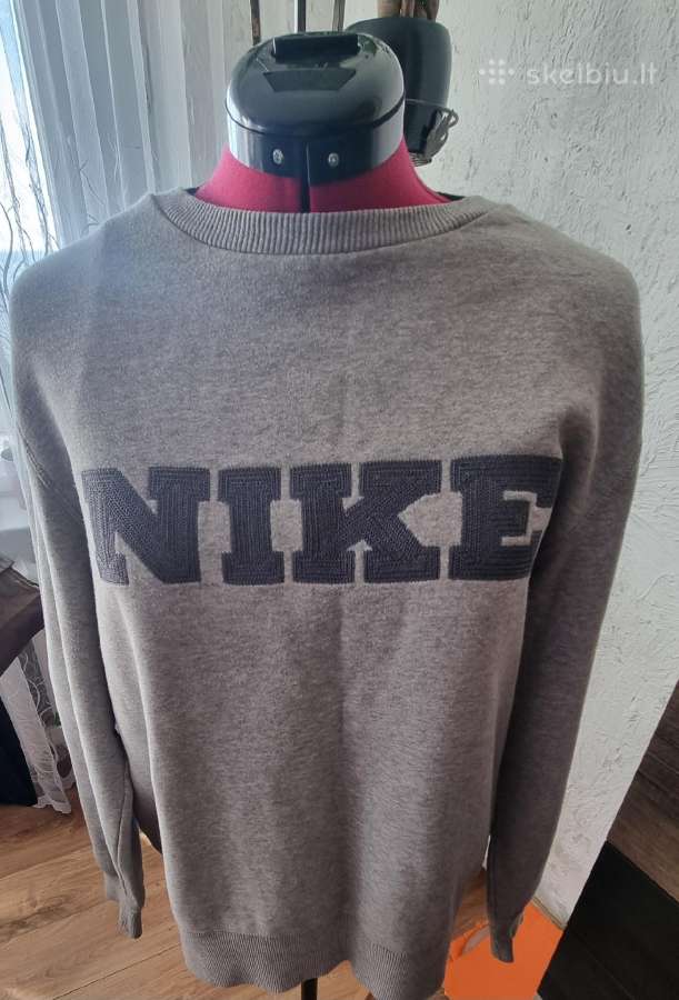 Nike bliuzonas
