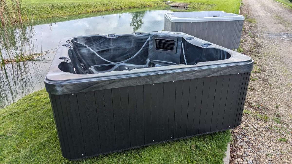 Prabangi masažinė sūkurinė vonia (jakuzzi)