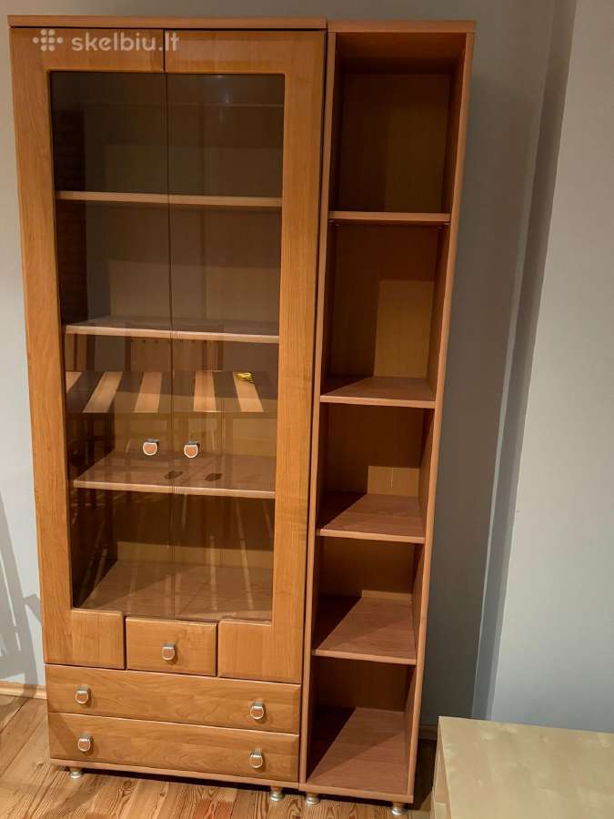 Parduodama spinta daiktams/ knygoms iš 2-jų dalių