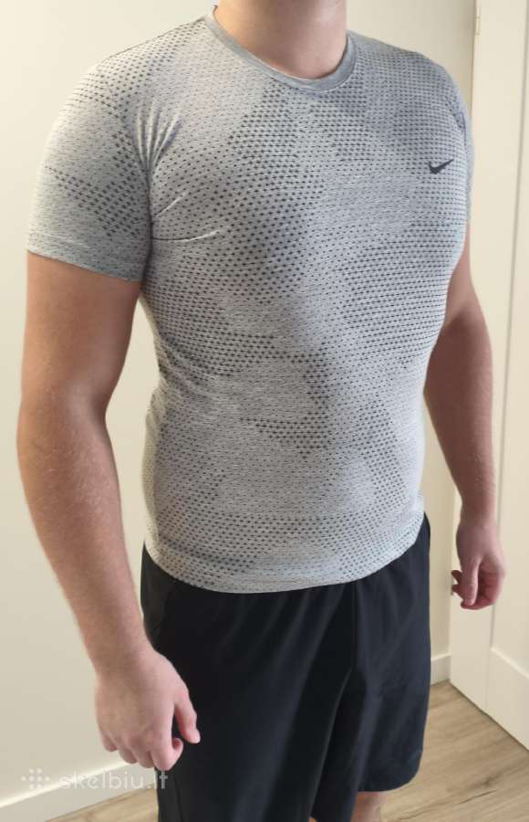 Nike maikute trumpomis rankovėmis