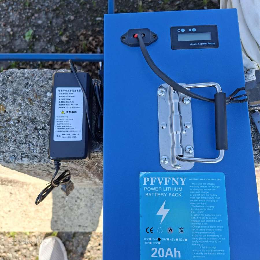 Elektrinio dviračio baterija ir pakrovėjas