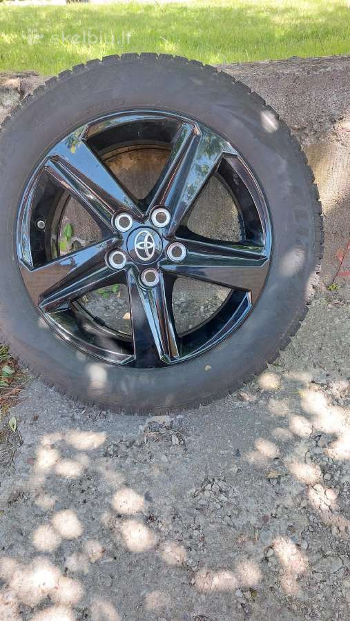 Parduodami žeminiai ratai su ratlankiais.