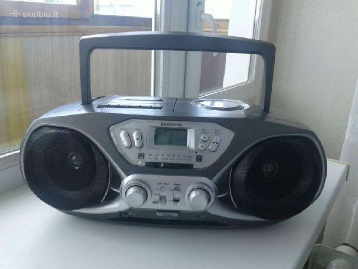 Magnetola yra kasėtė,CD grotuvas ,radijas