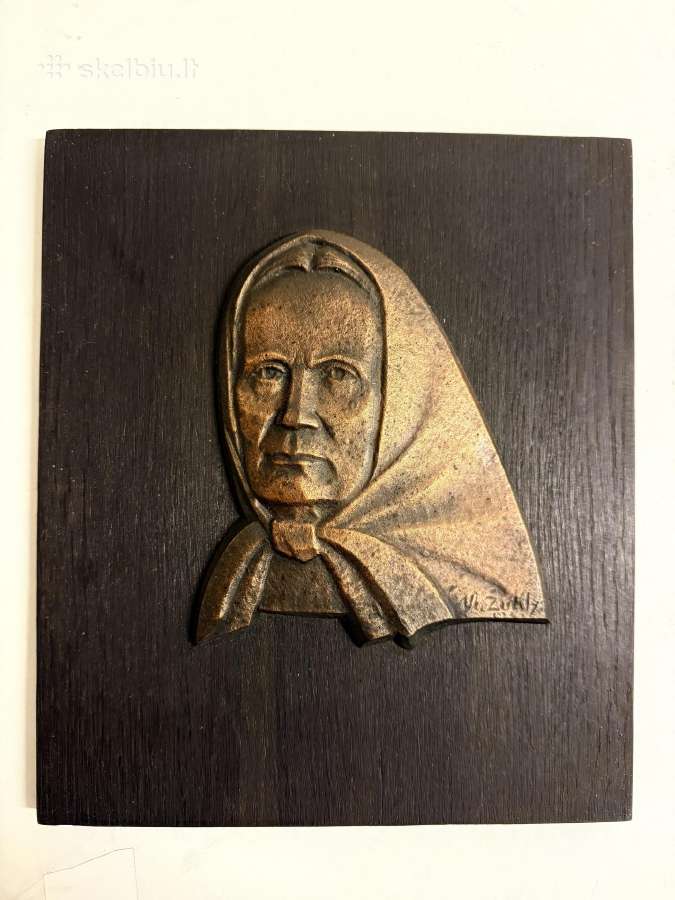 Žemaitės bareljefas su skulptoriaus Žuklio vardu