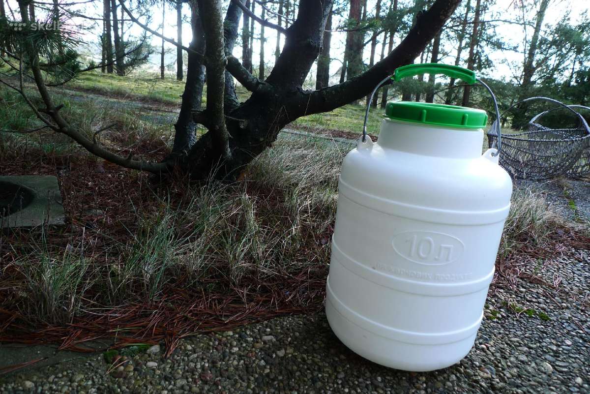 Maist. bidon. plastik. naujas 10 litrų ir emal.3 l