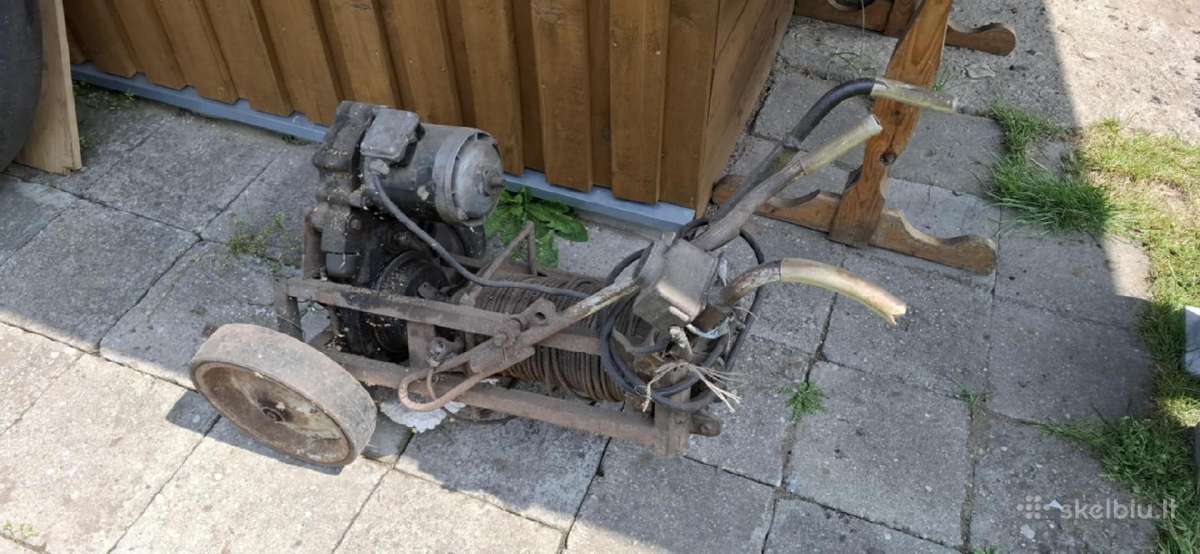 Elektrinis plūgas žemei arti