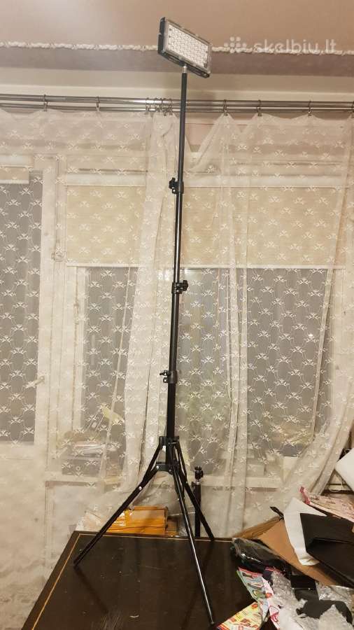 Trikojos su LED lempa. Aukstis 1.6m,