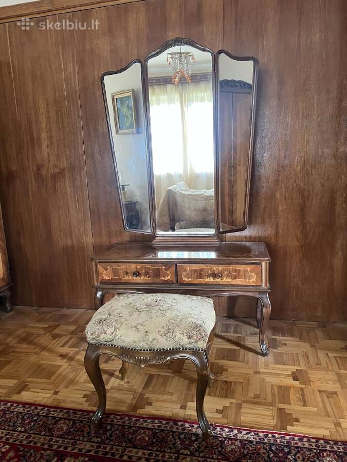 Antikvariniai baldai miegamojo veidrodis su pufu