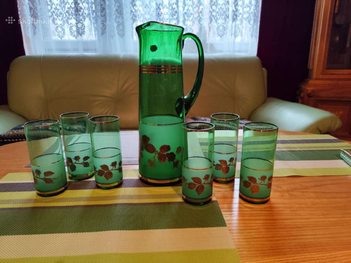 Ąsotis su stiklinėmis