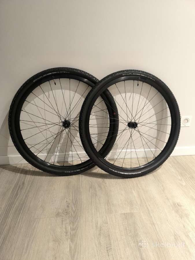 Nauji Scott Syncros gravel ratai su Schwalbe G-one