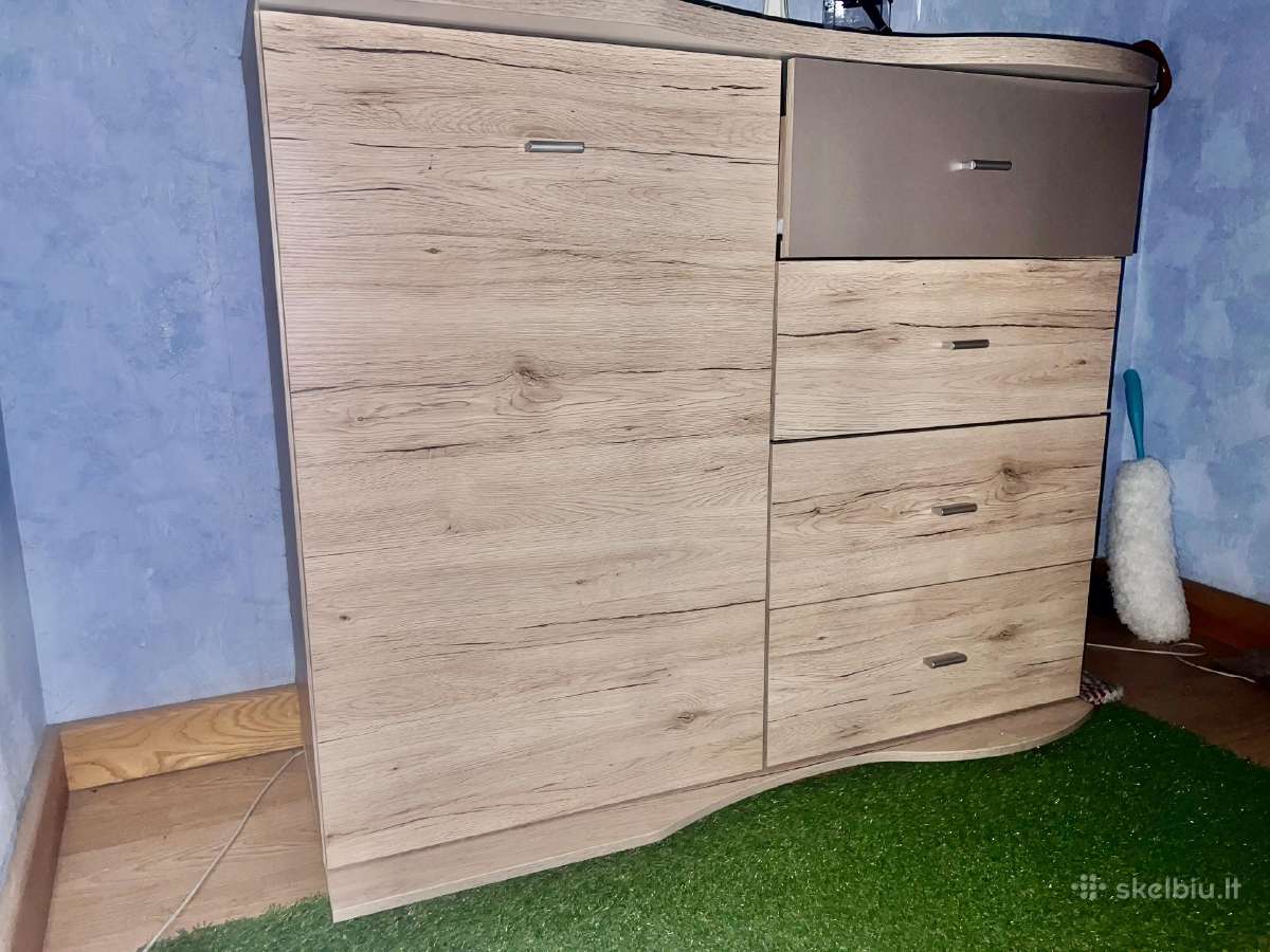 Komoda su lentynomis ir stalčiais