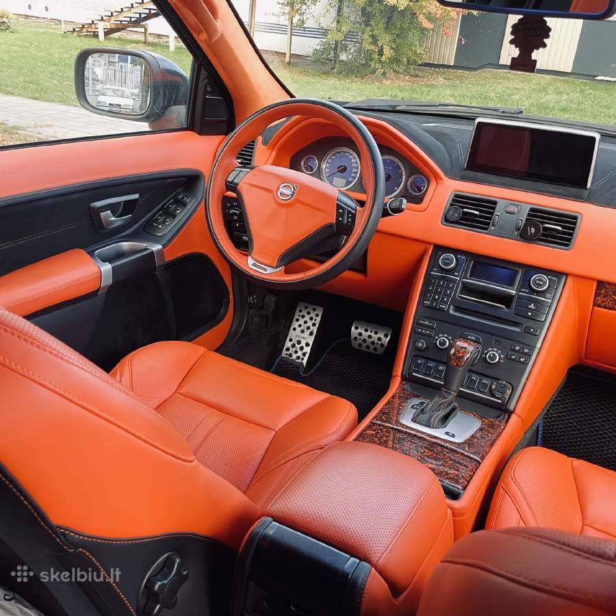 Automobilių salonų siuvimas ir vairų pertraukimas.