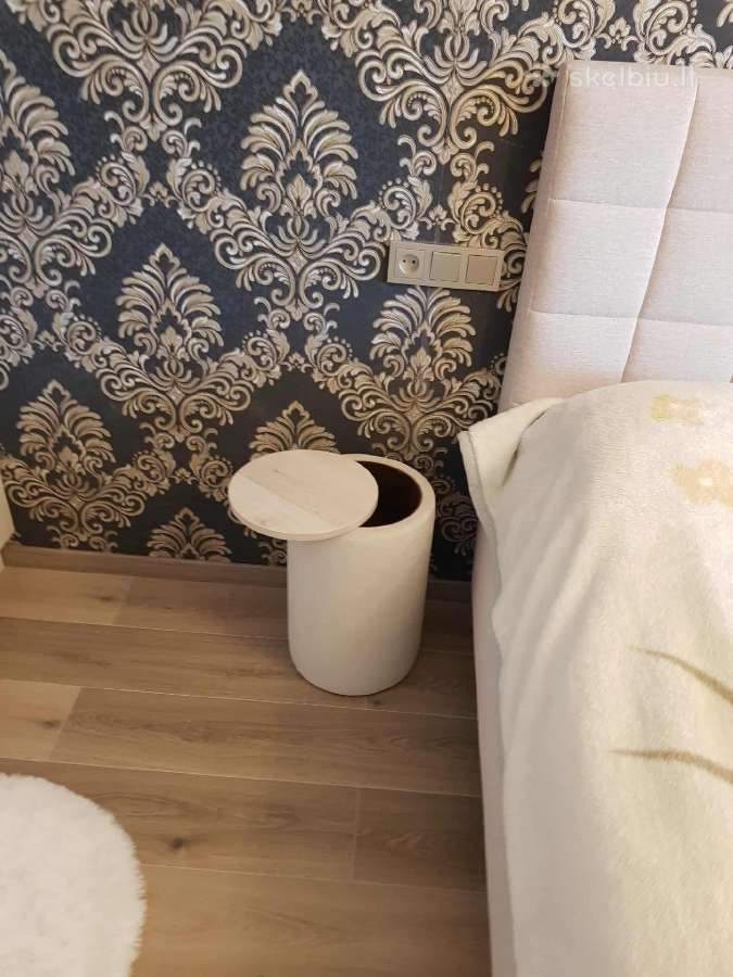 Staliukai/spintelės prie lovos - nuotraukos Nr. 6