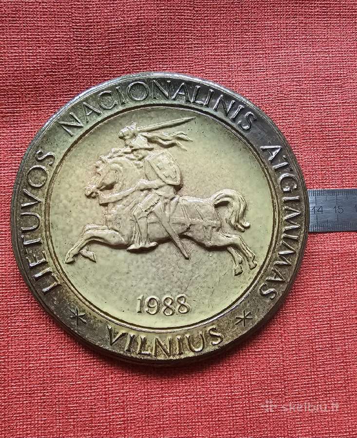 Pakabinamas 1988m. keramikinis medalis.