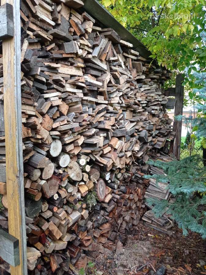 Supjauta sausa mediena kūrenimui
