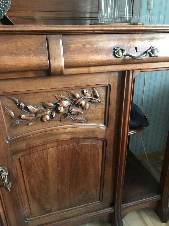 Art nouveau spintelė