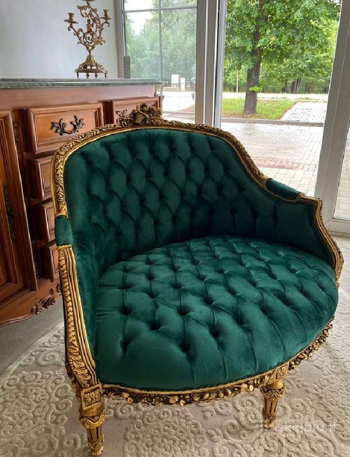 Profesionaliai restauruota antikvarinė sofa