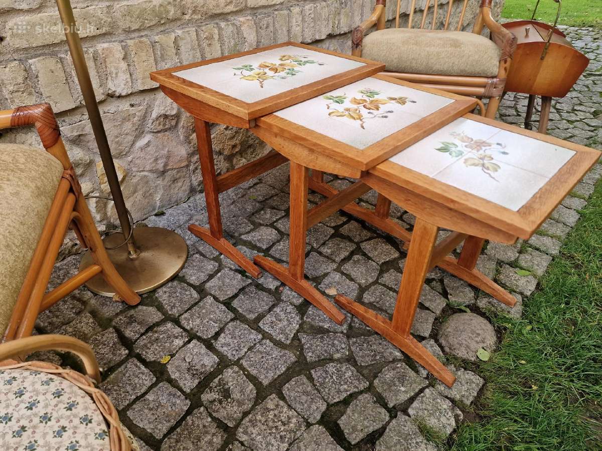 Vintažinių mid century ąžuolinių staliukų trio