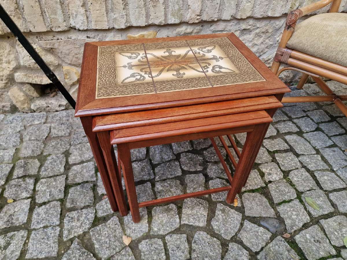 Vintažiniai mid century tikmedžio staliukai