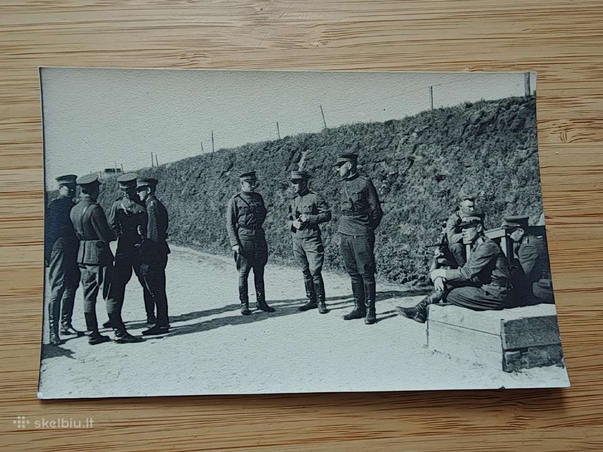 Lietuvos kariuomenės kareiviai šaudykloje ilsisi