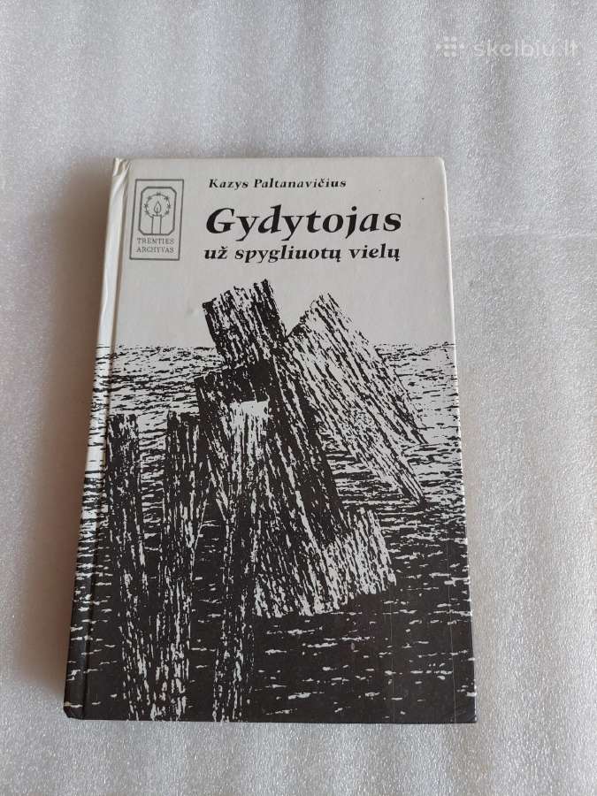 Gydytojas už spygliuotų vielų