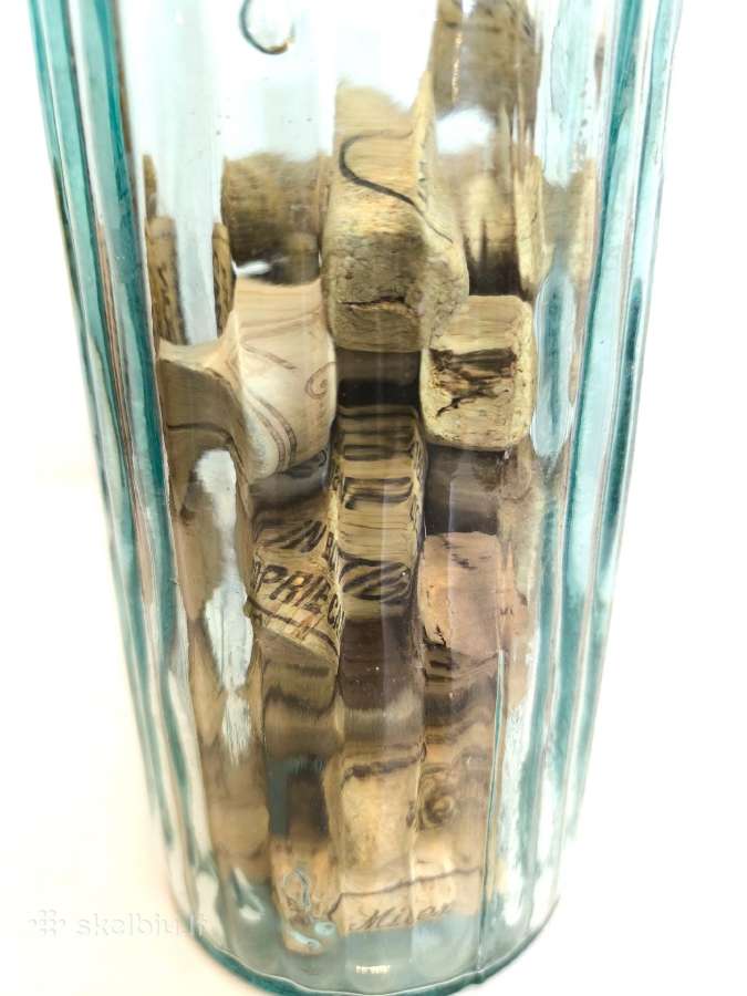 Vintažinis briaunotas butelys su vyno kamščiais - nuotraukos Nr. 4