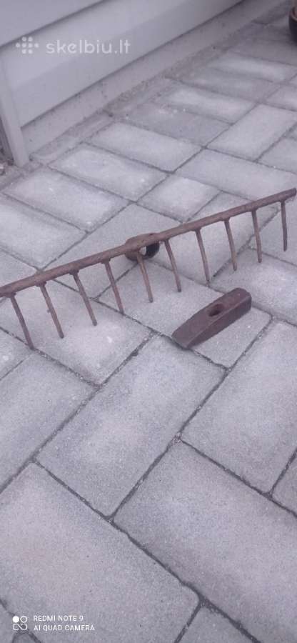 Įrankiai ( grėblys ir plaktukas ) Vievyje
