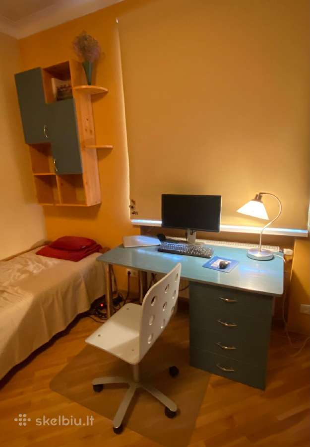 Darbo stalas ir pakabinama spintelė, kėdės