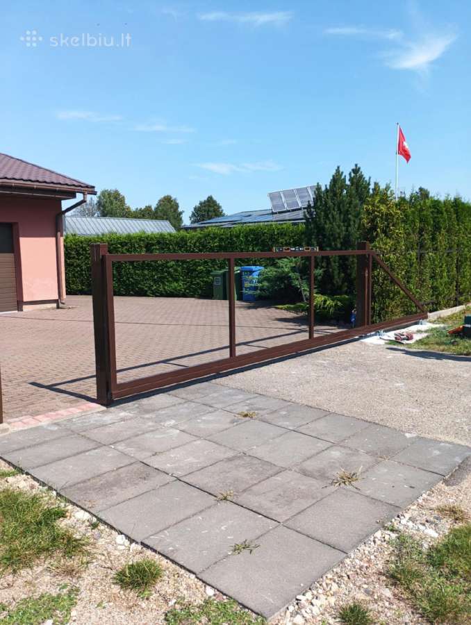 Stumdomi kiemo vartai.