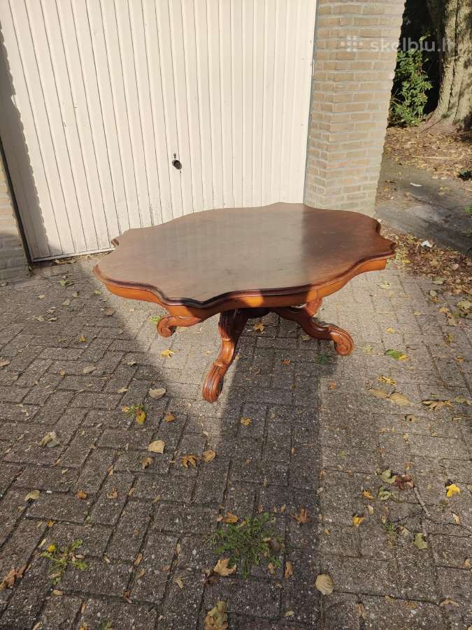 Salono, kavos, zurnalinis staliukas.