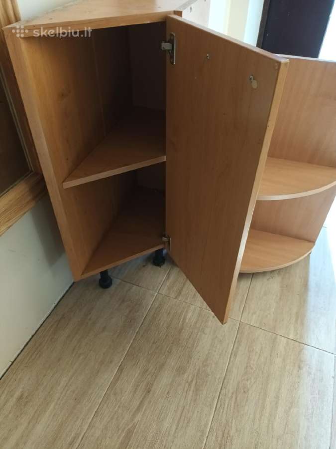 Naudota spintele ir lentyna
