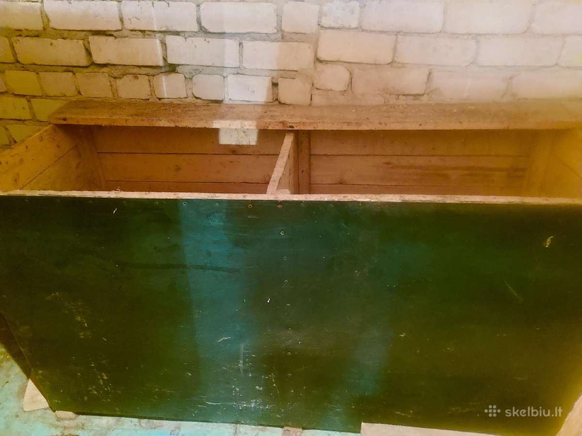 Medinė dėžė su dangčiu, apkalta metalu