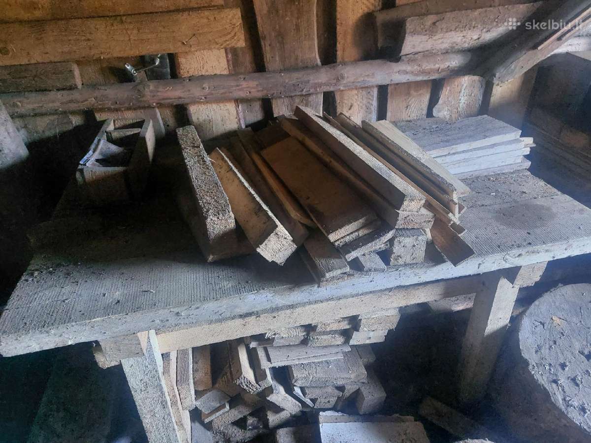 Tvirtas, storas darbinis medinis stalas