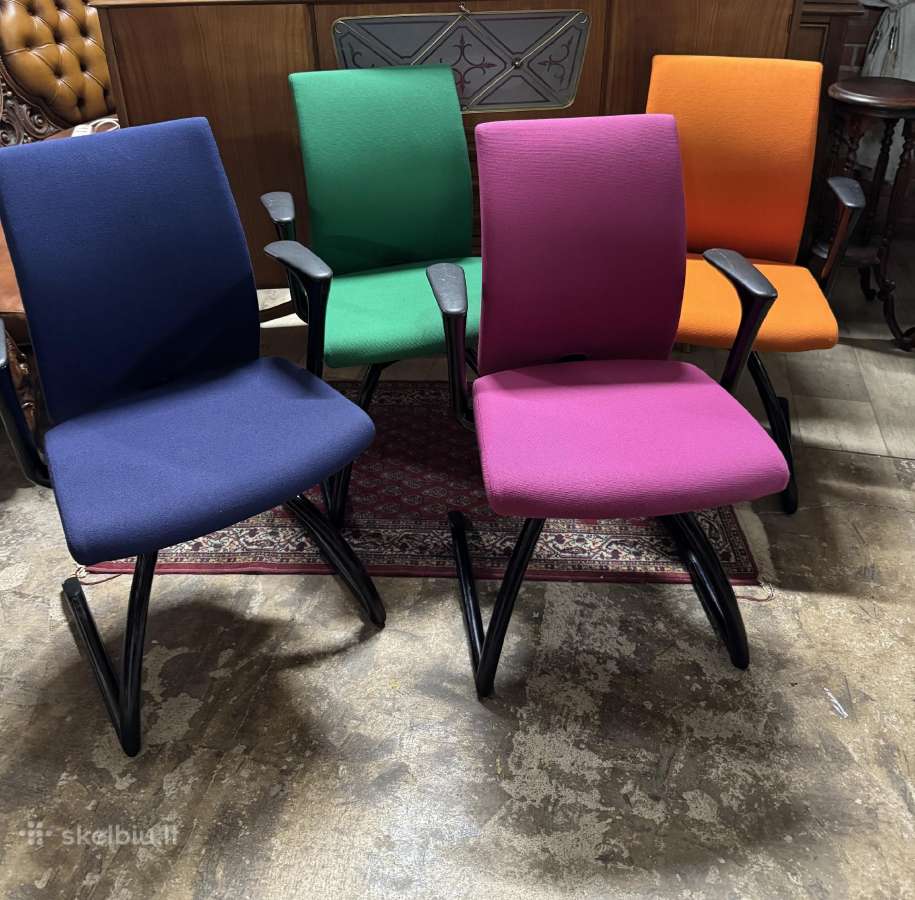 Ergonomiškos modernios biuro kėdės