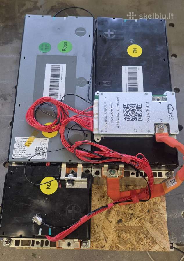 Saulės elektrinės baterija ,kaupiklis celės