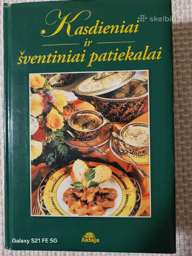Knyga Kasdieniniai ir šventiniai patiekalai
