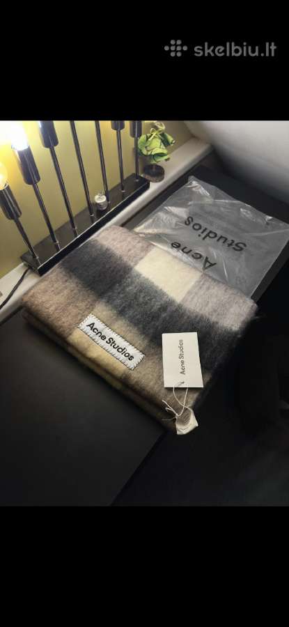 Acne Studios salikas