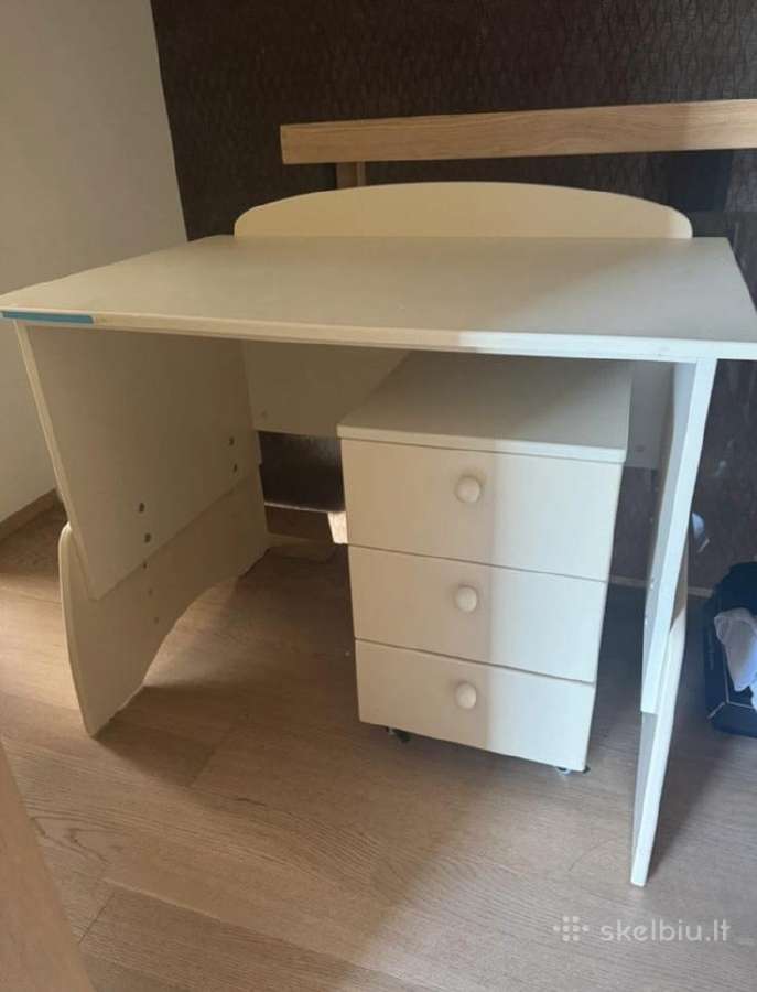 Rasomasis stalas ir ergonomine kede kaina 100€.