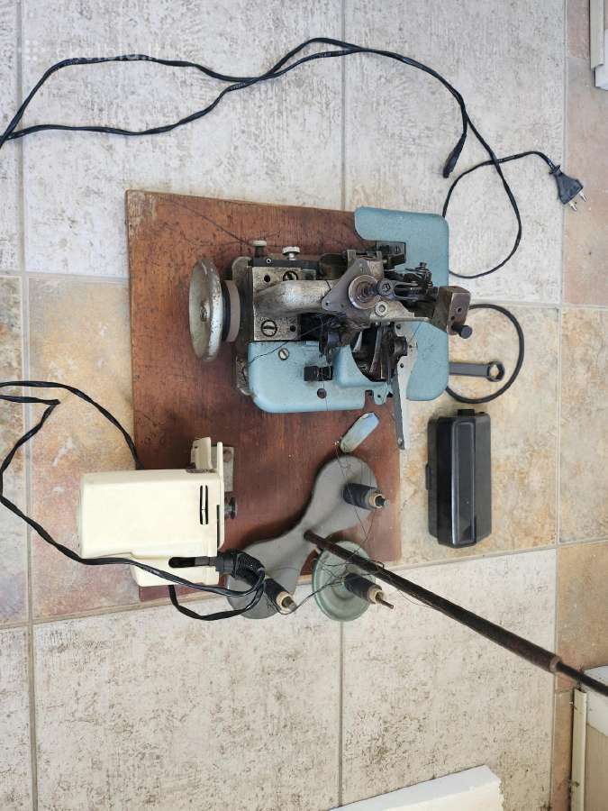 Siuvimo mašina (3-ju siulu Overlokas klase 51)