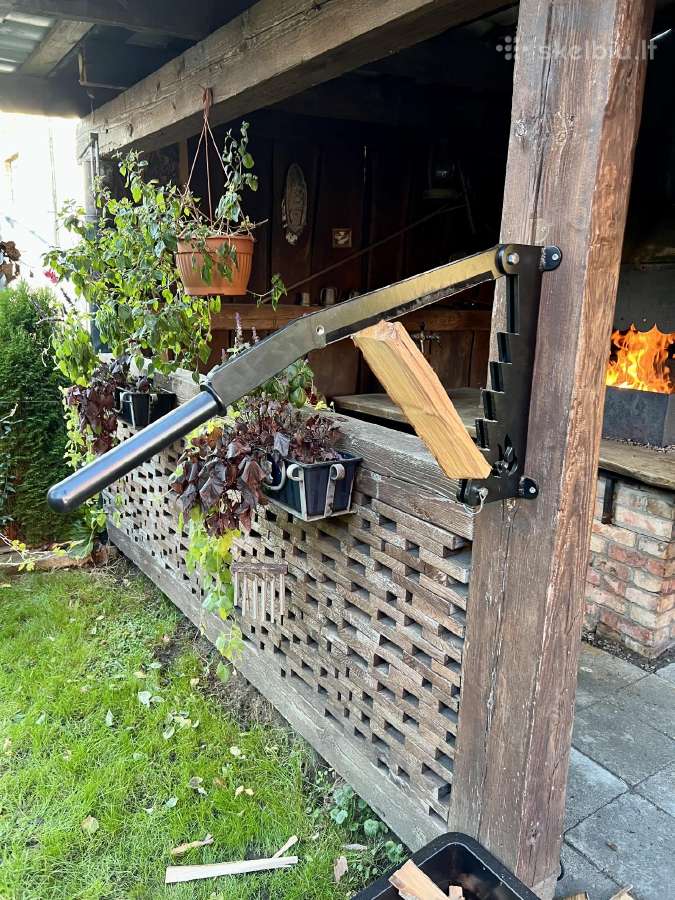 Rankinė malkų skaldyklė – montuojama ant sienos