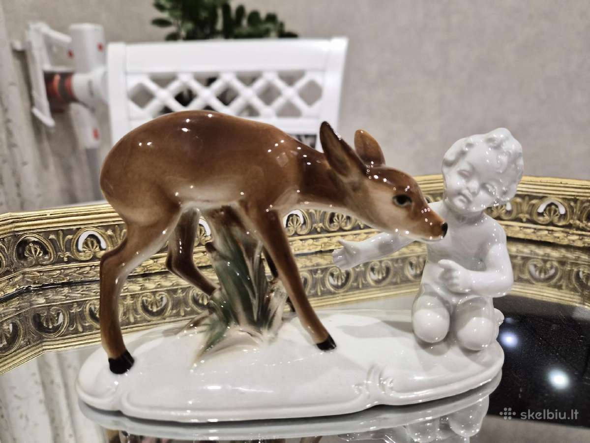 Vokiška statulele berniukas su stirniuku