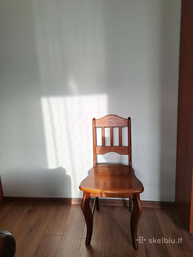Ąžuolo masyvo kėdė
