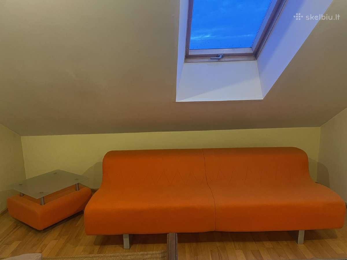 Sėdimos paskirties sofa su žurnaliniu staliuku