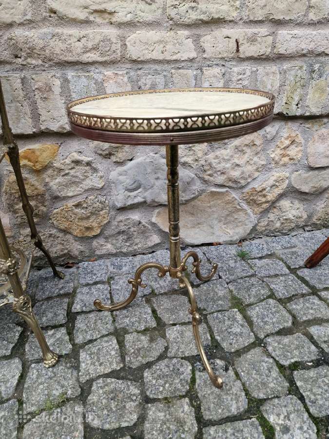 Vintažinis žalvarinis staliukas su oniksu