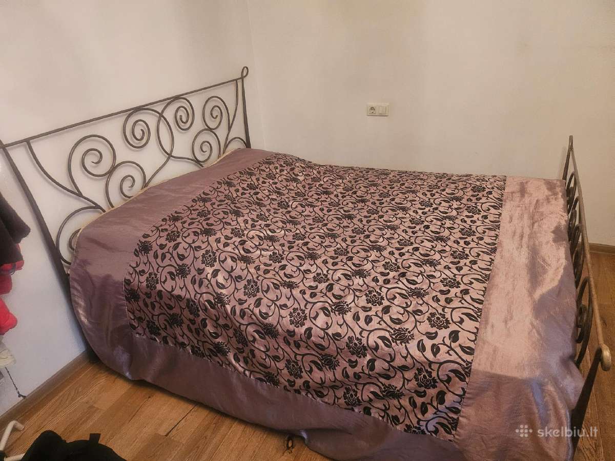 Lova su čiužiniu