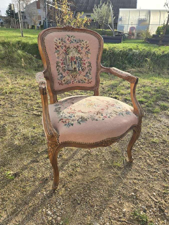 Antikvarinis kėdės–krėslo stiliaus baldas