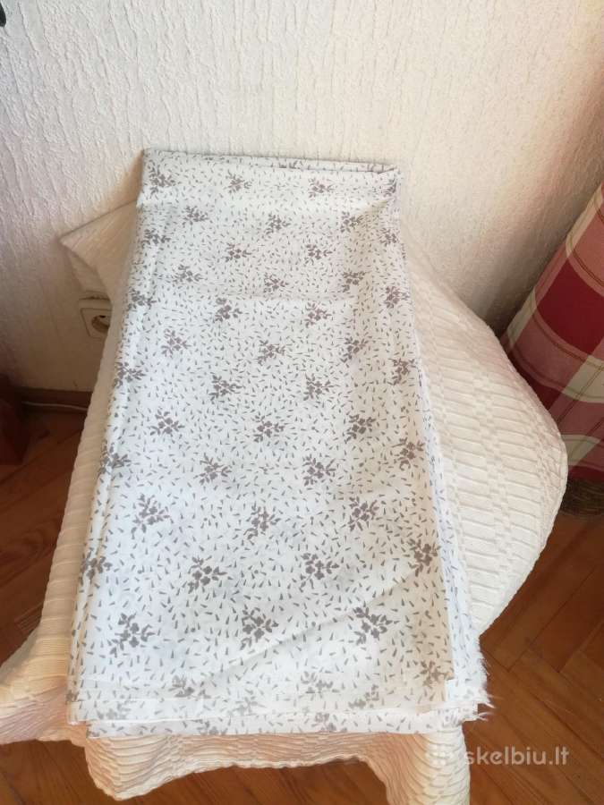 Gražus audinys siuvimui senesnių laikų